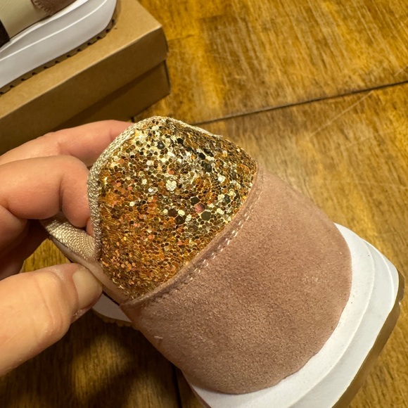 Adorable Style Trending Ladies Tennis Sz 9. Brand New - Picture 4 of 11